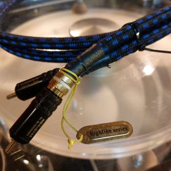 Goldkabel highline Series mit WBT Cinch Stecker Stereo in blau
